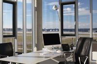 Arztzimmer mit Aussicht auf den Flughafen | ACG Aeromedical Center Germany GmbH