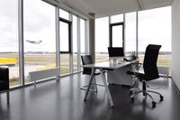 Arztzimmer mit Aussicht auf den Flughafen Stuttgart | ACG Aeromedical Center Germany GmbH